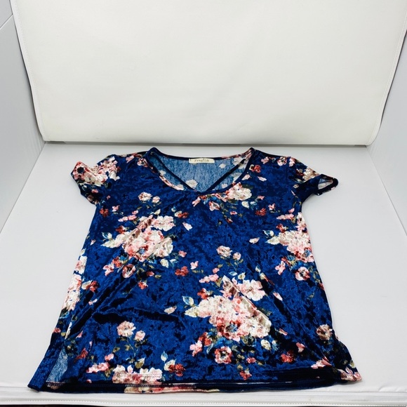 Gorgeous Velvet Floral Top**Med. - Picture 2 of 4